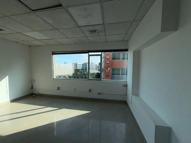Oficina en Venta de 35 m² con Parqueo y Bodega en Samborondón Plaza - L. Torres, Guayas — imagen 3
