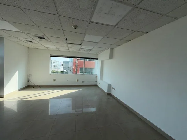 Oficina en Venta de 35 m² con Parqueo y Bodega en Samborondón Plaza - L. Torres, Guayas — imagen 2