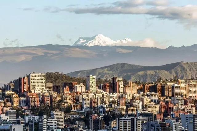 Constructores! Terreno con Vista Ideal Para Edificio González Suarez — imagen 2