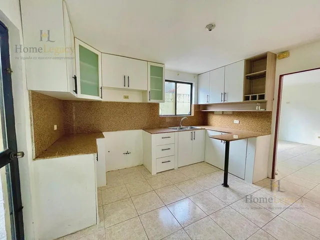 Venta de Casa Esquinera de 3 Dorm. con Patio y 2 Garajes en Guayaquil Am, Guayas — imagen 2