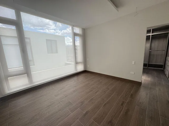 Vendo Casa en Tumbaco, 433 m², con Piscina, 4 Dorm. con Sus Baños, Lindas Terrazas! — imagen 3