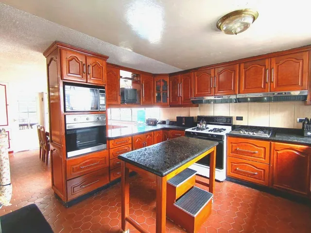 Venta Casa con Amplio Terreno, 800 m. Sector Las Gardenias, El Inca — imagen 5