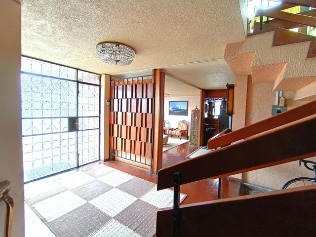 Venta Casa con Amplio Terreno, 800 m. Sector Las Gardenias, El Inca — imagen 2