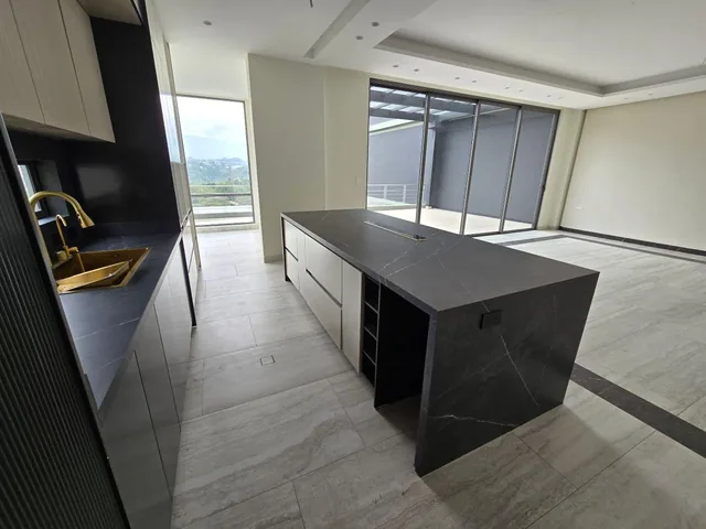 Vendo Exclusivo Pent - House Duplex de Lujo Dentro de La Mejor Urbanizacion de Cumbaya — imagen 5