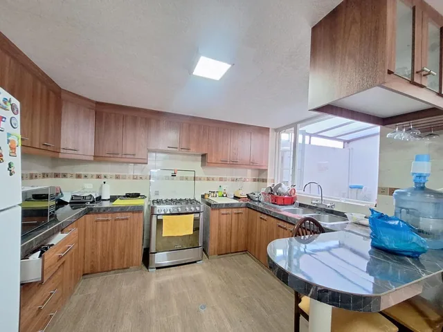 Casa en Venta 3 Dorm., Terraza, Parqueadero, Calderón — imagen 5