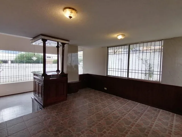 C/ Monteserrín, Casa de 226 m² en Venta, Independiente, Terreno de 800 m² — imagen 2