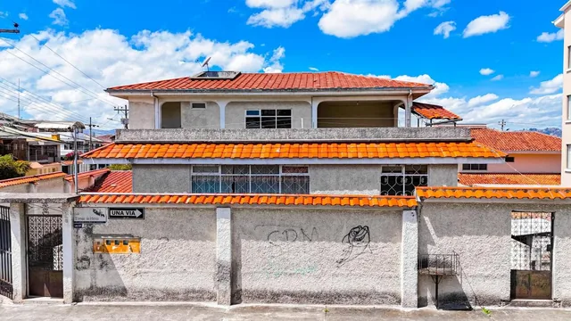 Casa Rentera de Tres Departamentos a Dos Cuadras de La U. Catolica, Azuay — imagen 4