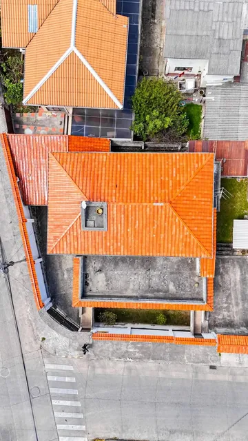 Casa Rentera de Tres Departamentos a Dos Cuadras de La U. Catolica, Azuay — imagen 2