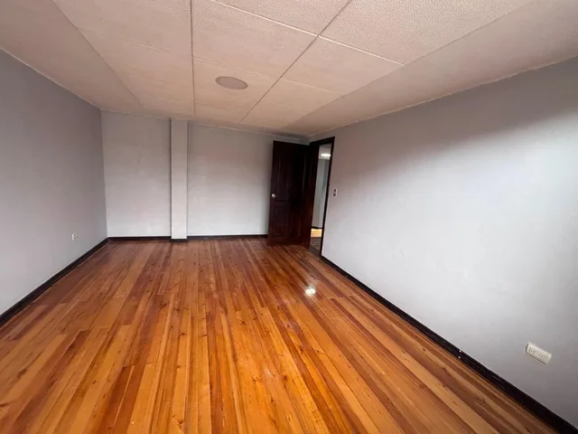 En Venta | Amplia Casa de 3 Pisos con Local Comercial y 6 Dorm., Azuay — imagen 5