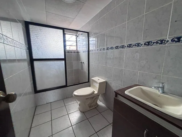 En Venta | Amplia Casa de 3 Pisos con Local Comercial y 6 Dorm., Azuay — imagen 4