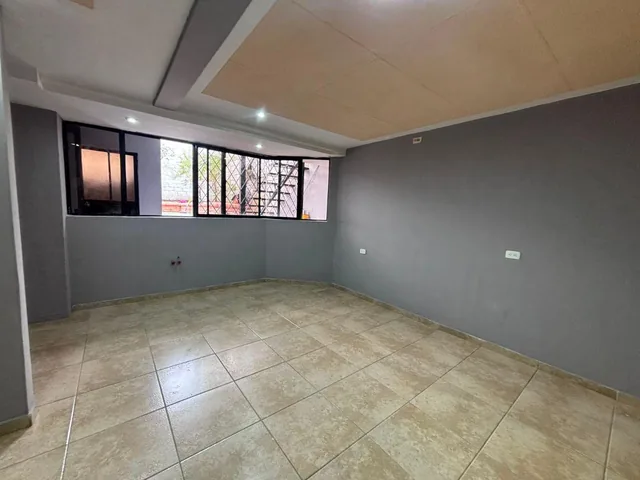En Venta | Amplia Casa de 3 Pisos con Local Comercial y 6 Dorm., Azuay — imagen 3