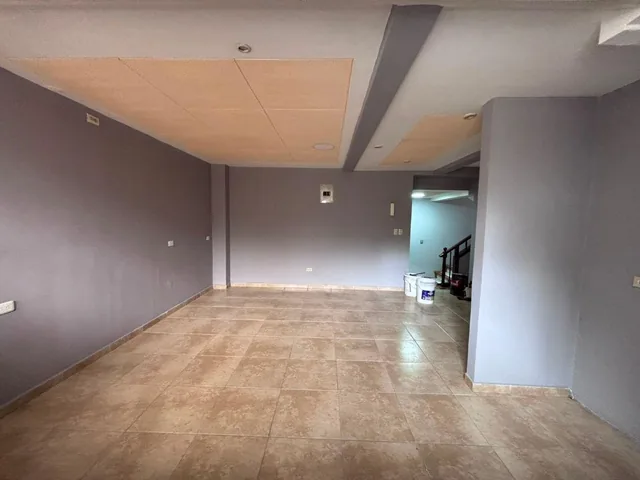 En Venta | Amplia Casa de 3 Pisos con Local Comercial y 6 Dorm., Azuay — imagen 2