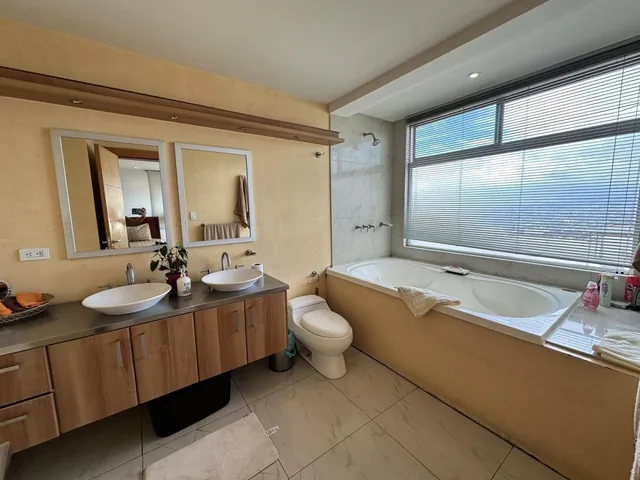 Departamento en Venta 3 Habitaciones Cumbaya Miravalle — imagen 2