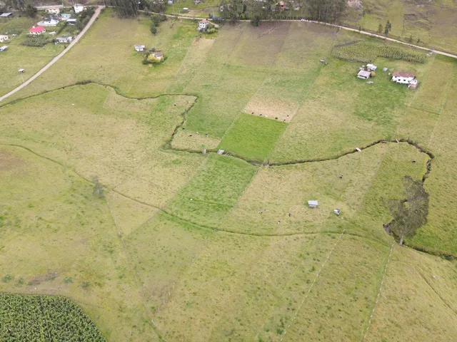 Terreno de Una Hectarea en Tarqui, Sector Rosa de Oro, Azuay — imagen 3