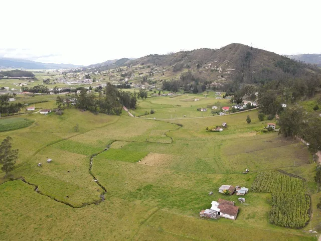 Terreno de Una Hectarea en Tarqui, Sector Rosa de Oro, Azuay — imagen 2