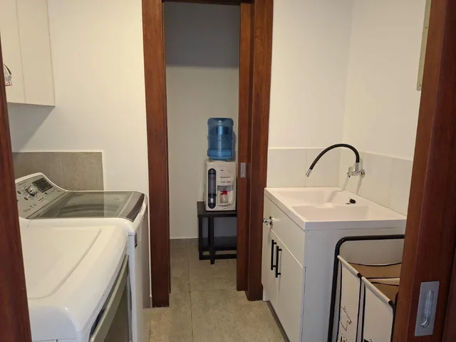 Amplia, Luminosa y Moderna Casa con 3 Dorm. en Venta en El Nuevo Cumbayá — imagen 3