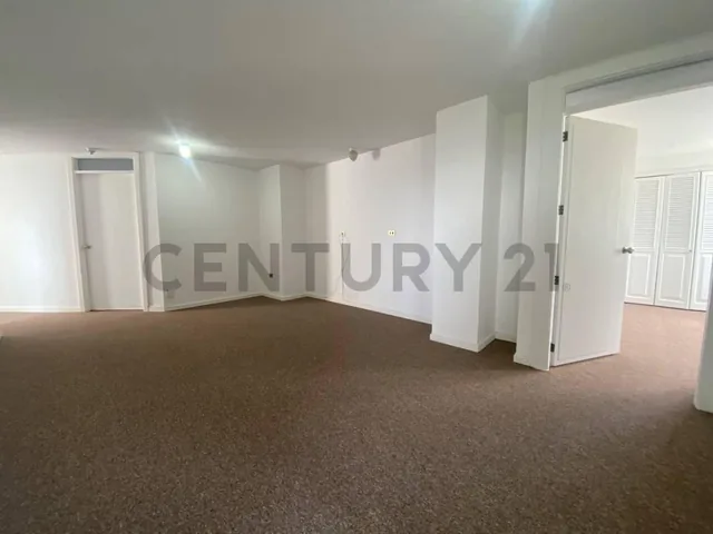 Venta Oportunidad Amplio Departamento con Terraza Propia Urb. El Condado — imagen 3