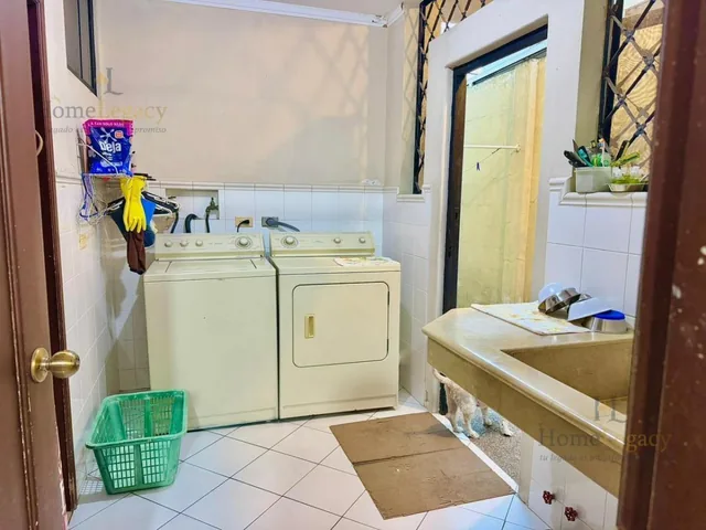 Venta de Casa Esquinera con Vista Al Parque, 4 Dorm. y Patio Am, Guayas — imagen 2