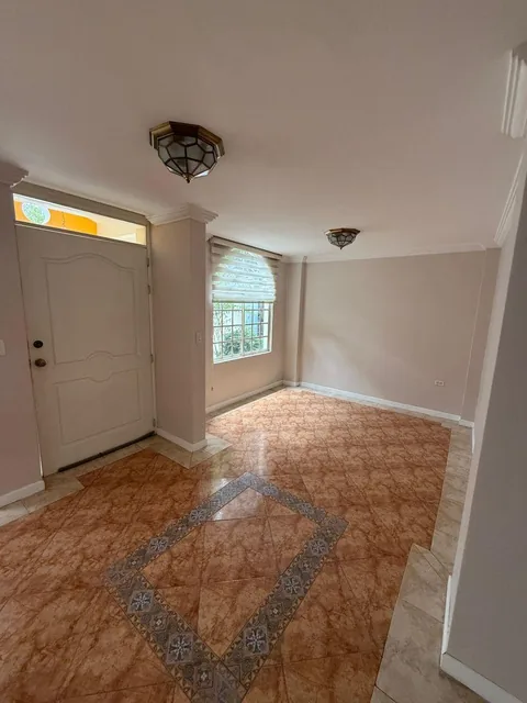 Rento o Vendo Linda Casa en Conjunto Lleno de Áreas Verde Sector Ventura Mall — imagen 5