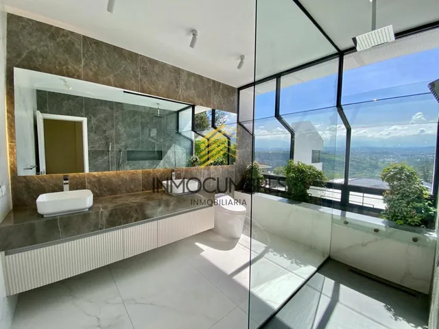 Amplia Casa de Venta Sector Exclusivo de Cumbaya — imagen 2