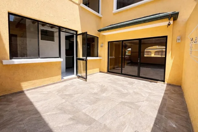 Casa de 265 m² en Venta en Cumbayá Cerca de Usfq y Paseo San Francisco — imagen 2