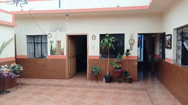 Casa en Venta en El Centro de Tulcán con 2 Locales Comerciales, Carchi — imagen 5