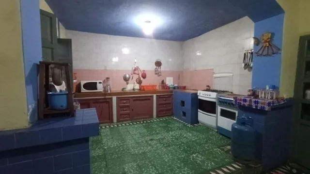 Casa en Venta en El Centro de Tulcán con 2 Locales Comerciales, Carchi — imagen 2
