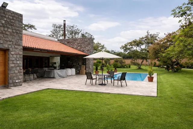 Casa de Lujo en Venta en Puembo con Piscina y 15000 m² Terreno — imagen 5