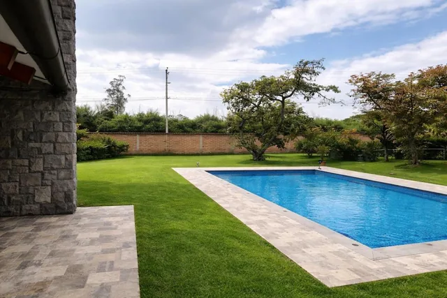 Casa de Lujo en Venta en Puembo con Piscina y 15000 m² Terreno — imagen 4