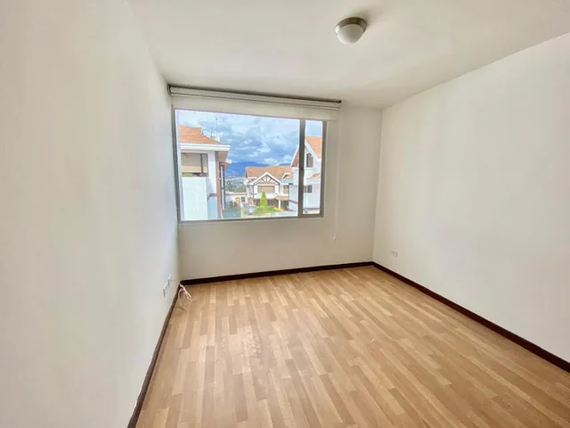 Casa de Venta en Cumbayá | Cerca de La Usfq | Urbanización con Seguridad 24/7 — imagen 5
