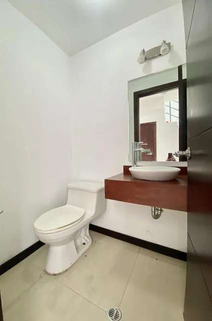 Casa de Venta en Cumbayá | Cerca de La Usfq | Urbanización con Seguridad 24/7 — imagen 4