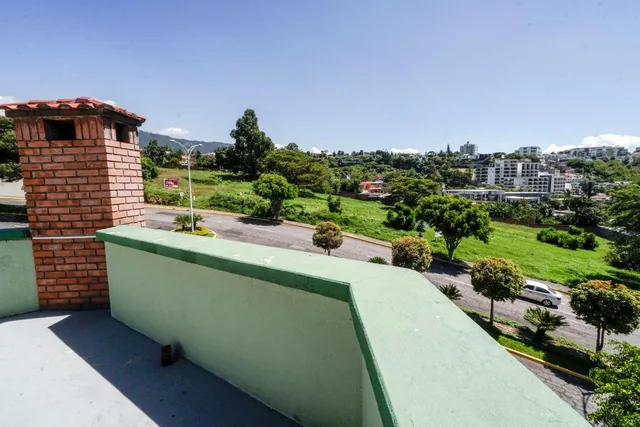 Casa de Venta en Urbanización Cumbres del Valle 718 m² Útiles con Piscina — imagen 4