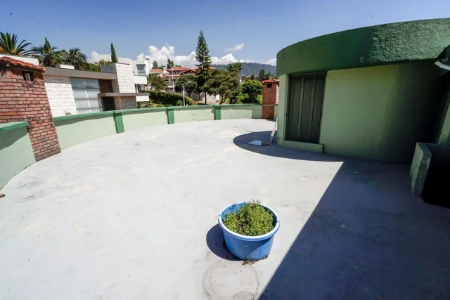 Casa de Venta en Urbanización Cumbres del Valle 718 m² Útiles con Piscina — imagen 2