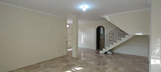 Casa Renovada en Venta en Guayacanes, Sector con Cerramiento (Seguridad), Guayas — imagen 4