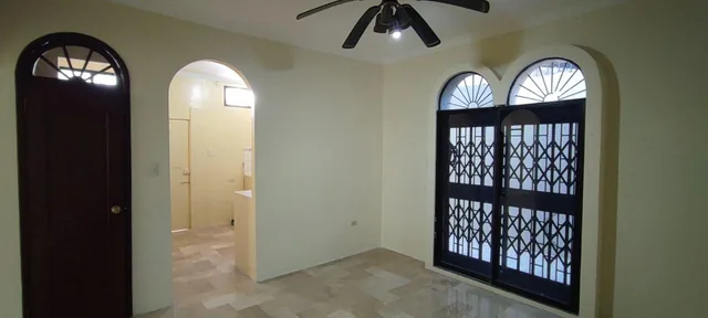 Casa Renovada en Venta en Guayacanes, Sector con Cerramiento (Seguridad), Guayas — imagen 3