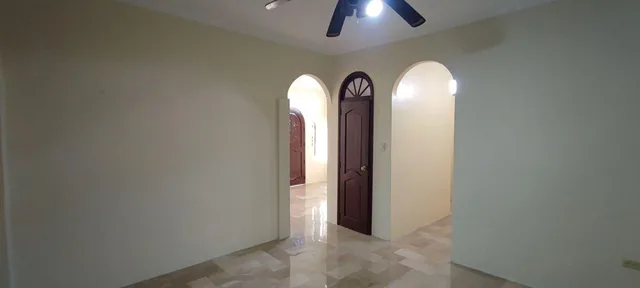 Casa Renovada en Venta en Guayacanes, Sector con Cerramiento (Seguridad), Guayas — imagen 2