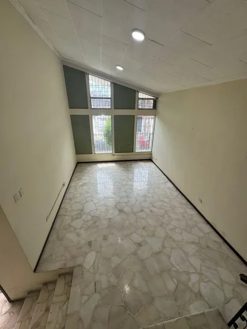Amplia Casa de 5 Habitaciones con Parqueo Sector Cerrado Kennedy Nueva, Guayas — imagen 5