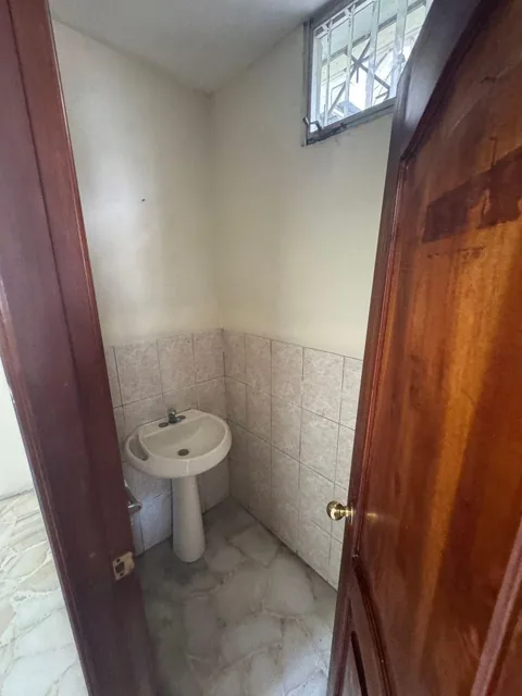 Amplia Casa de 5 Habitaciones con Parqueo Sector Cerrado Kennedy Nueva, Guayas — imagen 3