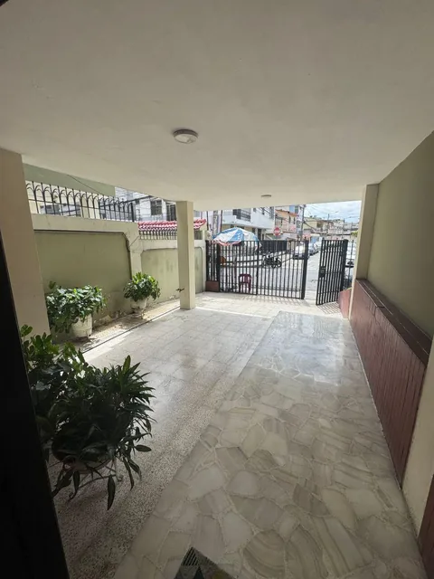 Amplia Casa de 5 Habitaciones con Parqueo Sector Cerrado Kennedy Nueva, Guayas — imagen 2