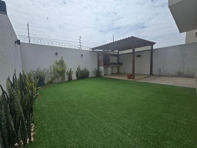 Vendo Casa en Urbanización Los Prados 2 en Excelente Estado, Guayas — imagen 2
