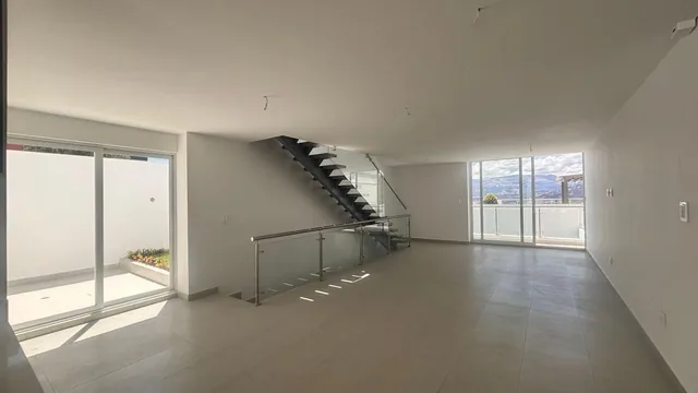 Vendo Casa con Terraza de 212 m y Vista Panorámica de Cumbayá en Yanazarapata — imagen 2