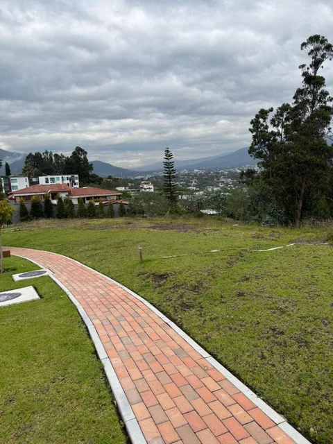 Se Vende Hermoso Terreno en Urbanización Loma de Pillagua Cumbaya — imagen 3