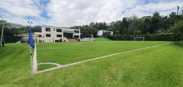 Venta - Bonita Casa de 4 Dorm. con Cancha de Futbol - Cumbaya — imagen 2