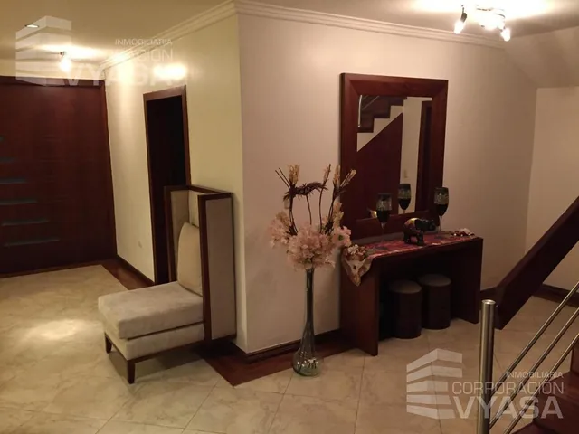 Mitad del Mundo - Urb. Jardines de La Pampa, Hermosa Casa en Venta de 482 m² — imagen 5