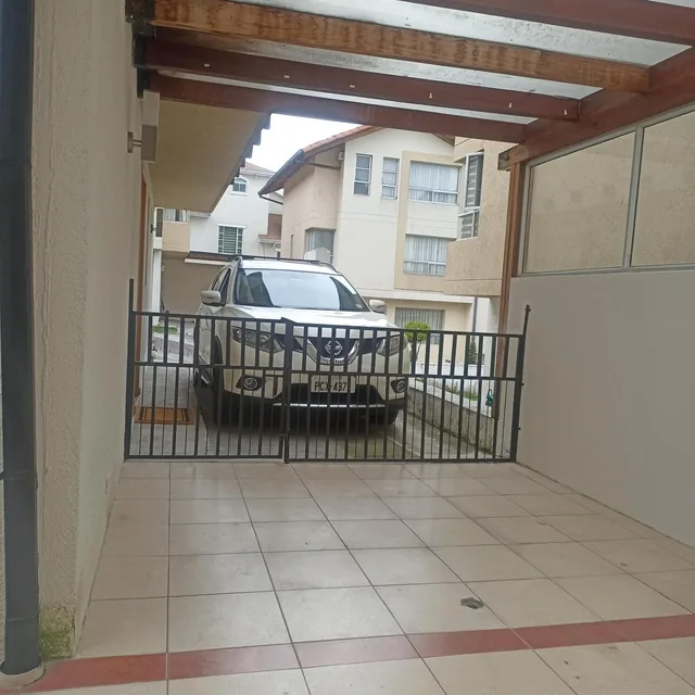 *amplia Casa de Venta, Norte de Quito*, Sector Santa Lucia. Provincia de Pichincha — imagen 3