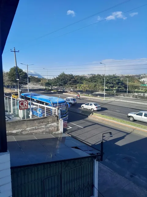 Vendo Casa Comercial Av Amazonas, Frente Parque Bicentenario y Metro Labrador. Provincia de Pichincha — imagen 4