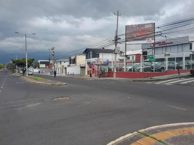Vendo Casa Comercial Av Amazonas, Frente Parque Bicentenario y Metro Labrador. Provincia de Pichincha — imagen 3