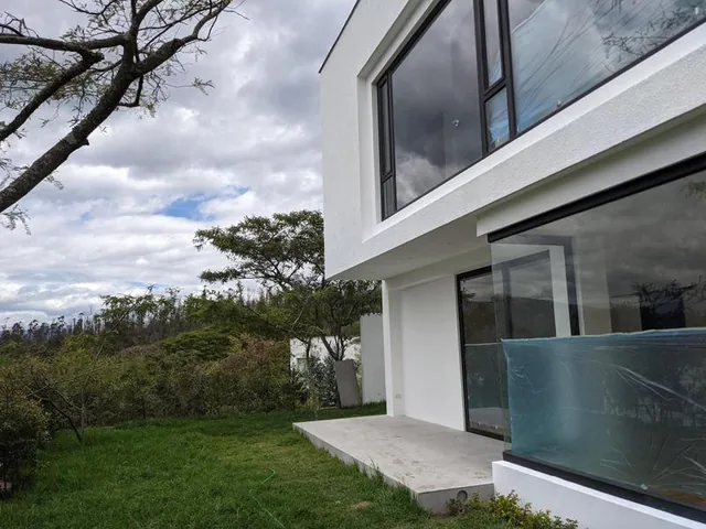 Venta Espectacular Casa 4 Dorm., Piscina, Urbanización Exclusiva de Nayón — imagen 4