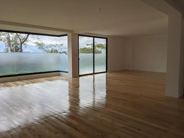 Venta Espectacular Casa 4 Dorm., Piscina, Urbanización Exclusiva de Nayón — imagen 2