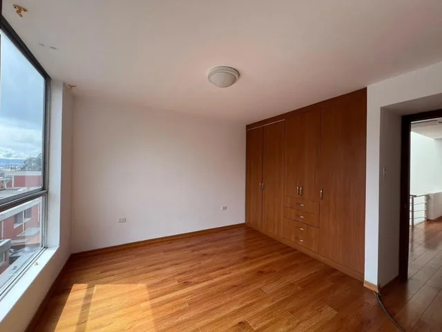 Casa Esquinera Dentro de Conjunto en Sector El Condado — imagen 2